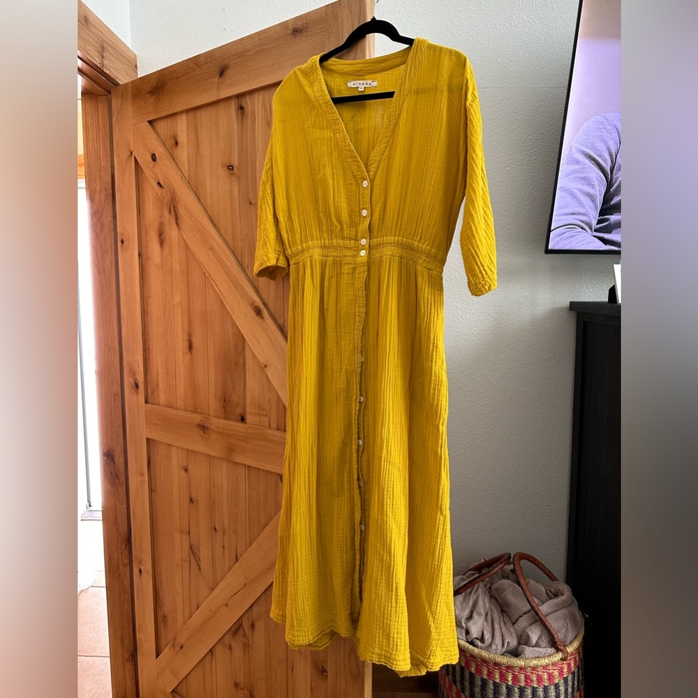 Xirena Georgia button front midi dress. Size Medium. Golden yellow.